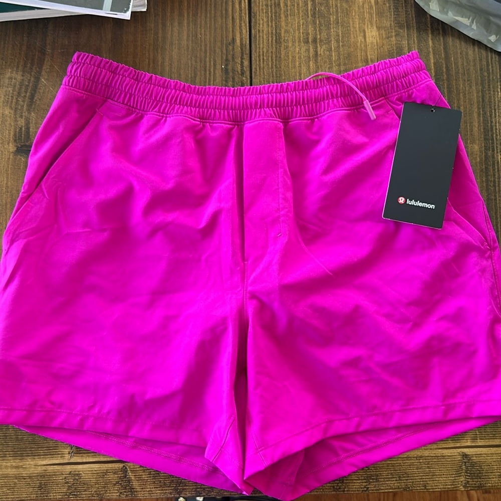 Men’s Lululemon NWT pace breaker shorts.